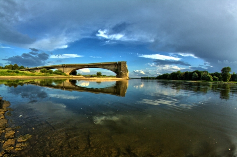 The most unusual borders that clearly demonstrate the policy of states