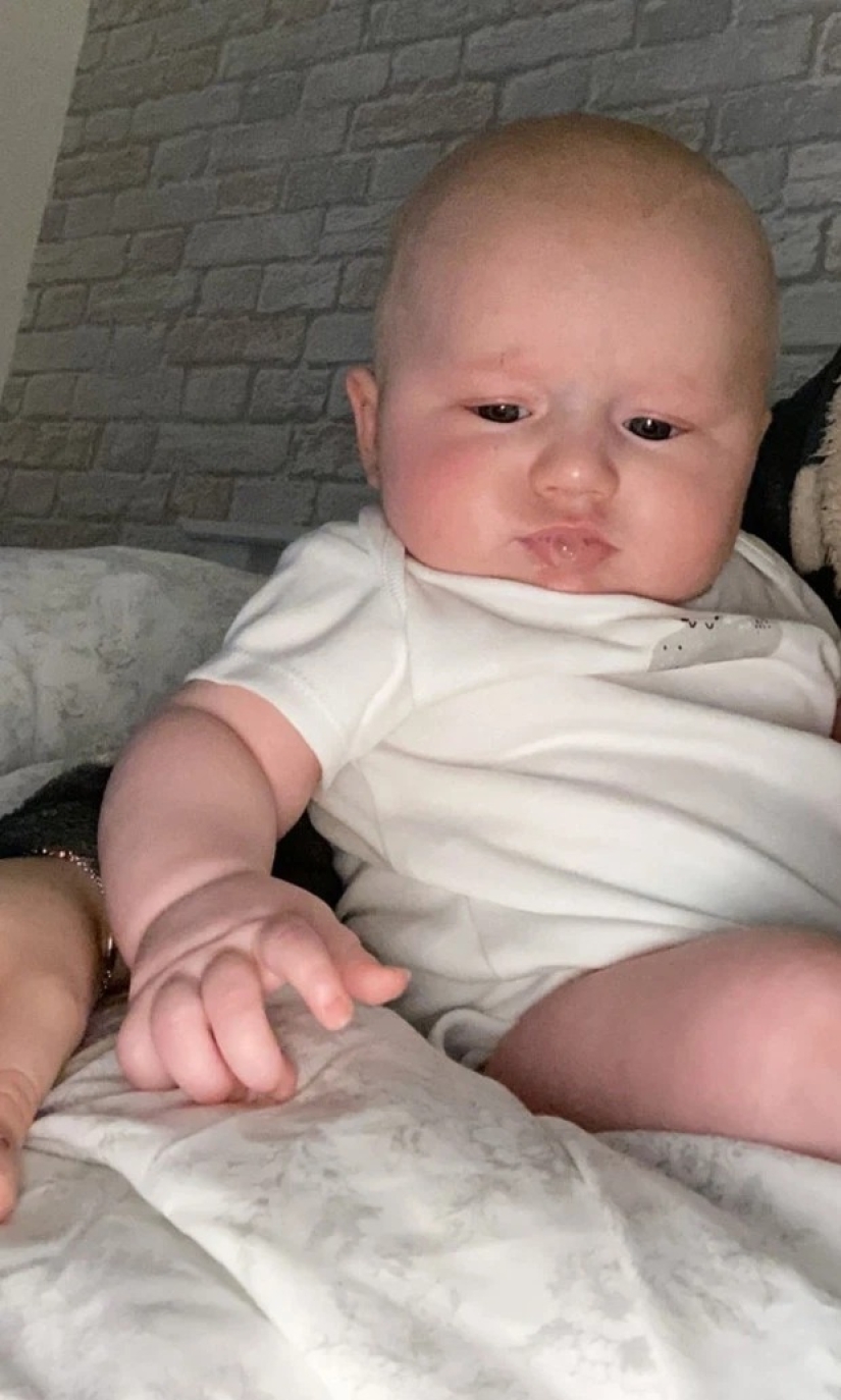 The mother breastfed her son after applying self-tanning and made social media users laugh