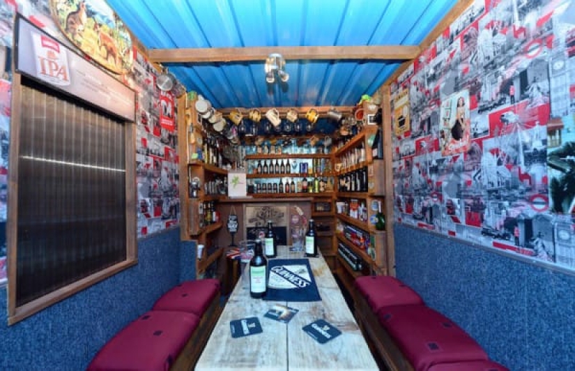 The neighbors built their own pub in the narrow space between the houses The neighbors built their own pub in the narrow space between the houses