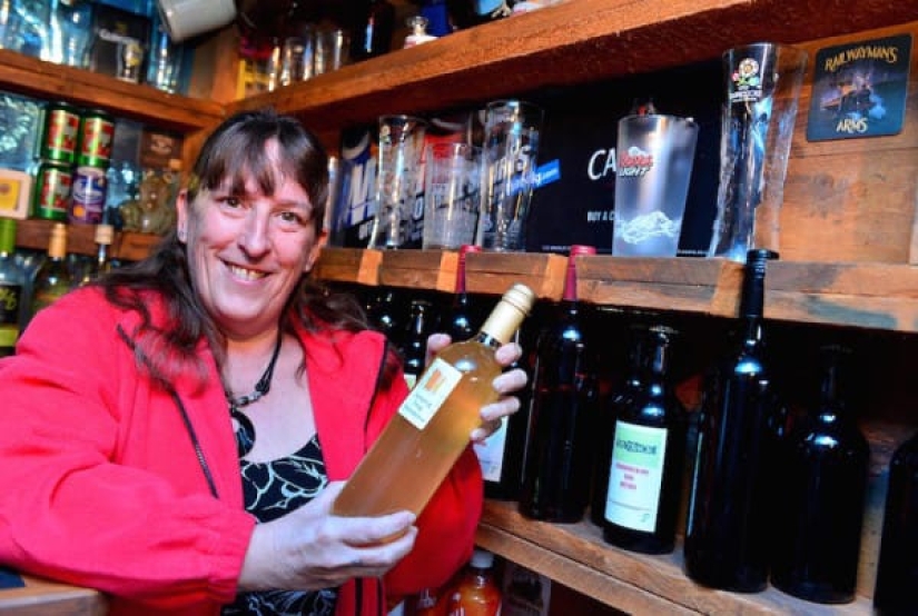 The neighbors built their own pub in the narrow space between the houses The neighbors built their own pub in the narrow space between the houses