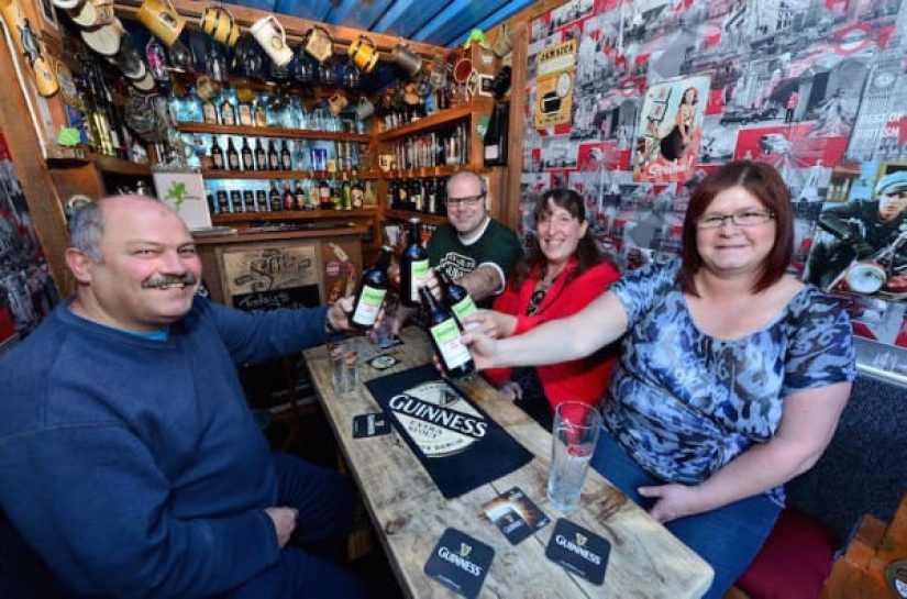 The neighbors built their own pub in the narrow space between the houses The neighbors built their own pub in the narrow space between the houses