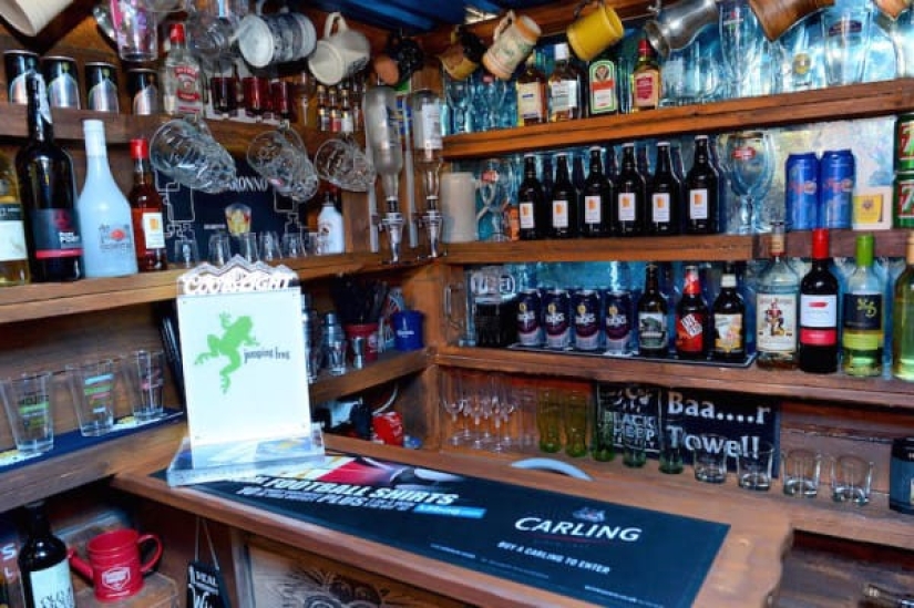 The neighbors built their own pub in the narrow space between the houses The neighbors built their own pub in the narrow space between the houses