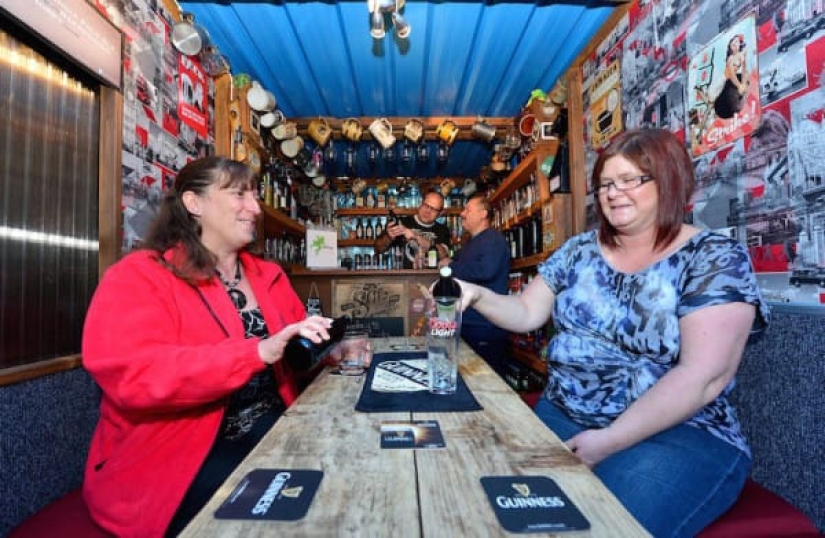 The neighbors built their own pub in the narrow space between the houses The neighbors built their own pub in the narrow space between the houses