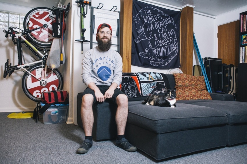 The perfect union: men and their cats