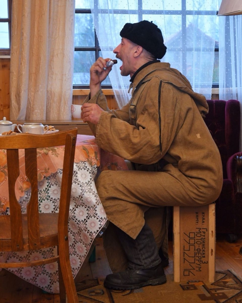 The Petersburger is like two drops of water like the postman Pechkin from Prostokvashino The Petersburger is like two drops of water like the postman Pechkin from Prostokvashino