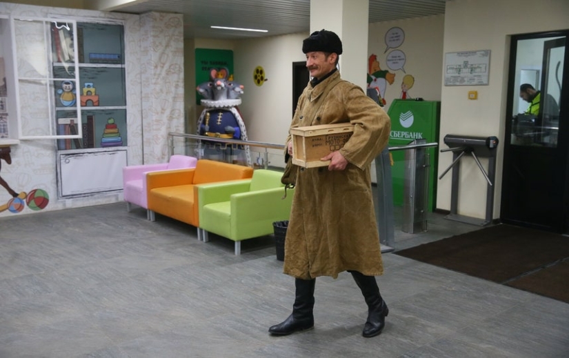 The Petersburger is like two drops of water like the postman Pechkin from Prostokvashino The Petersburger is like two drops of water like the postman Pechkin from Prostokvashino