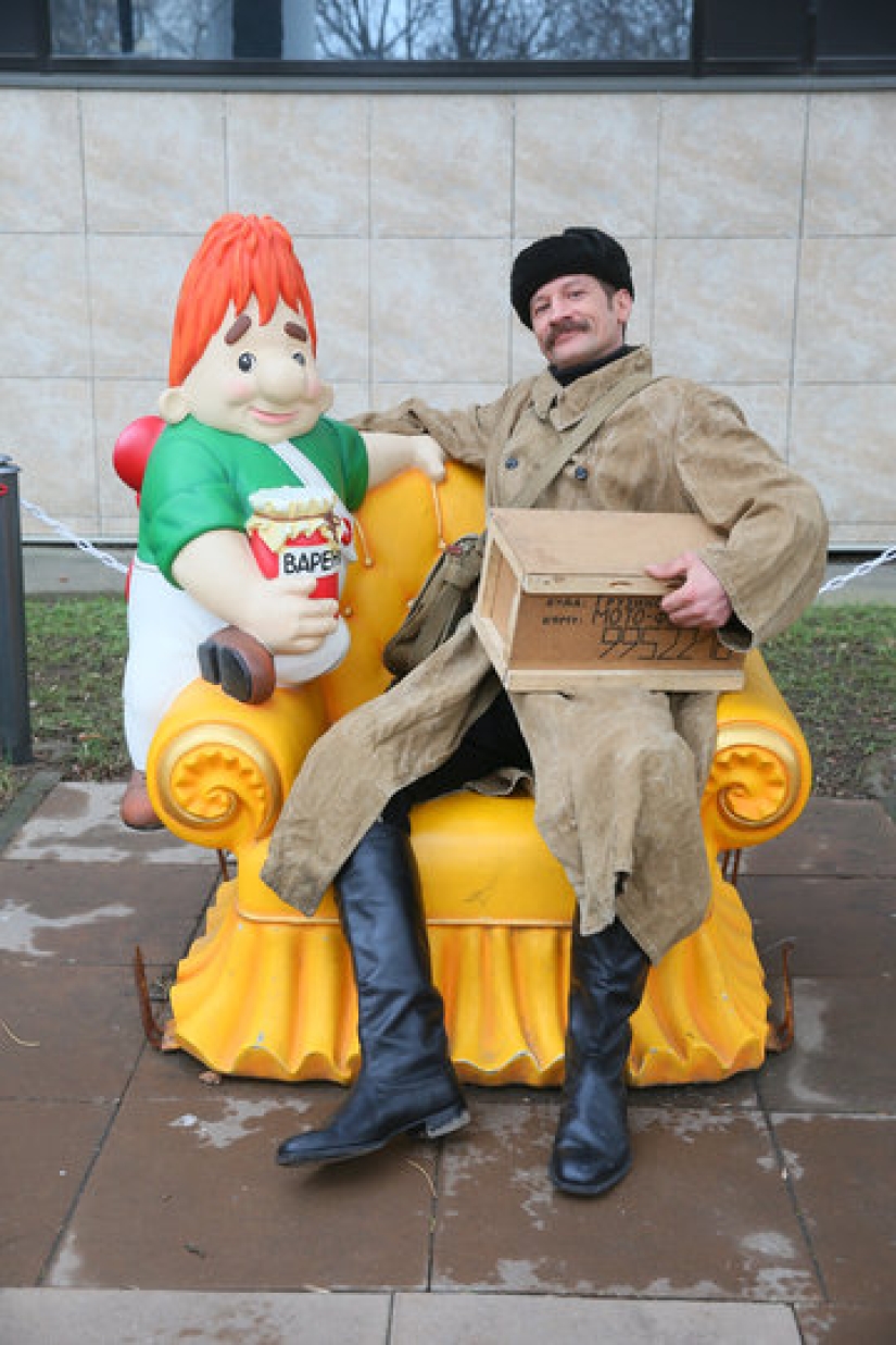 The Petersburger is like two drops of water like the postman Pechkin from Prostokvashino The Petersburger is like two drops of water like the postman Pechkin from Prostokvashino