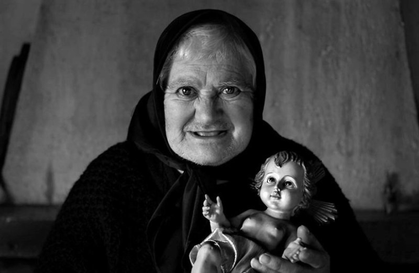 The photographer collected the stories of old people living all alone