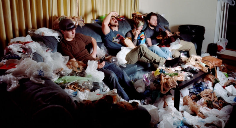 The photographer filled up the apartments of friends with garbage to show what we are doing with the planet The photographer filled up the apartments of friends with garbage to show what we are doing with the planet