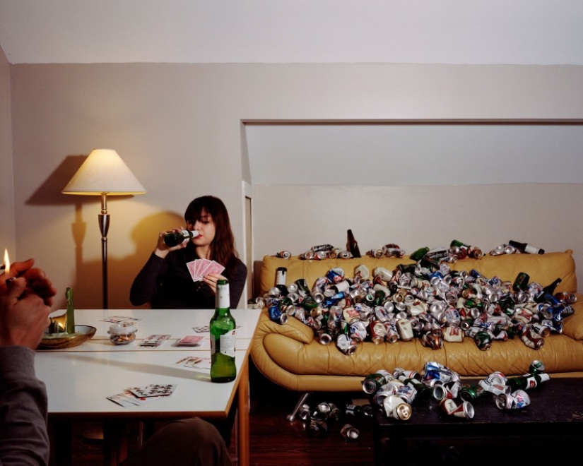 The photographer filled up the apartments of friends with garbage to show what we are doing with the planet The photographer filled up the apartments of friends with garbage to show what we are doing with the planet