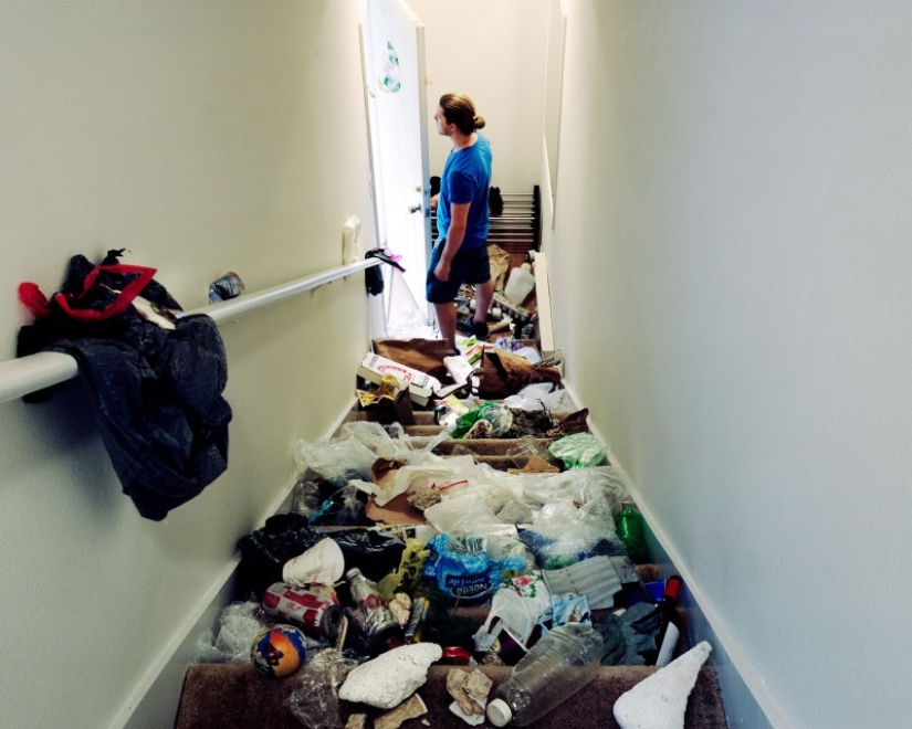 The photographer filled up the apartments of friends with garbage to show what we are doing with the planet The photographer filled up the apartments of friends with garbage to show what we are doing with the planet