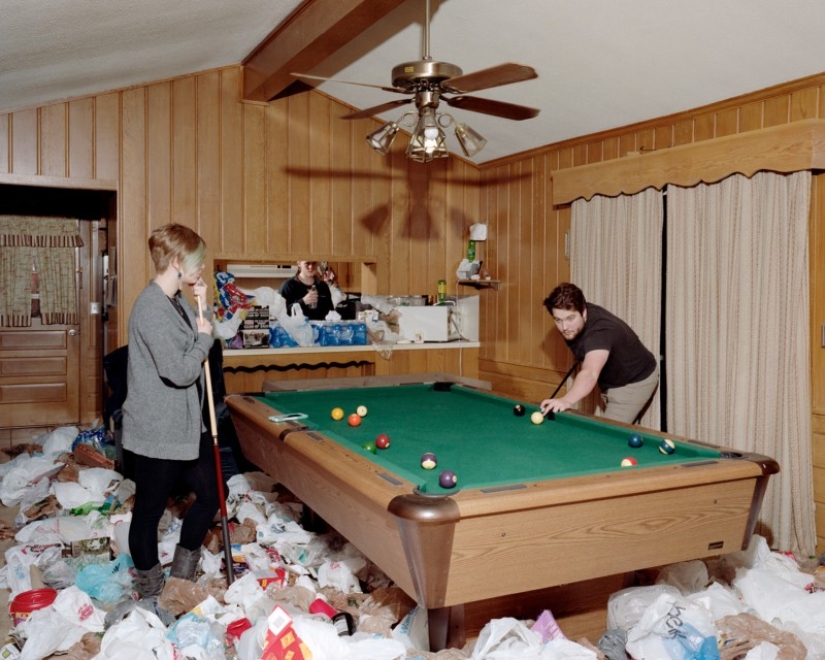 The photographer filled up the apartments of friends with garbage to show what we are doing with the planet The photographer filled up the apartments of friends with garbage to show what we are doing with the planet