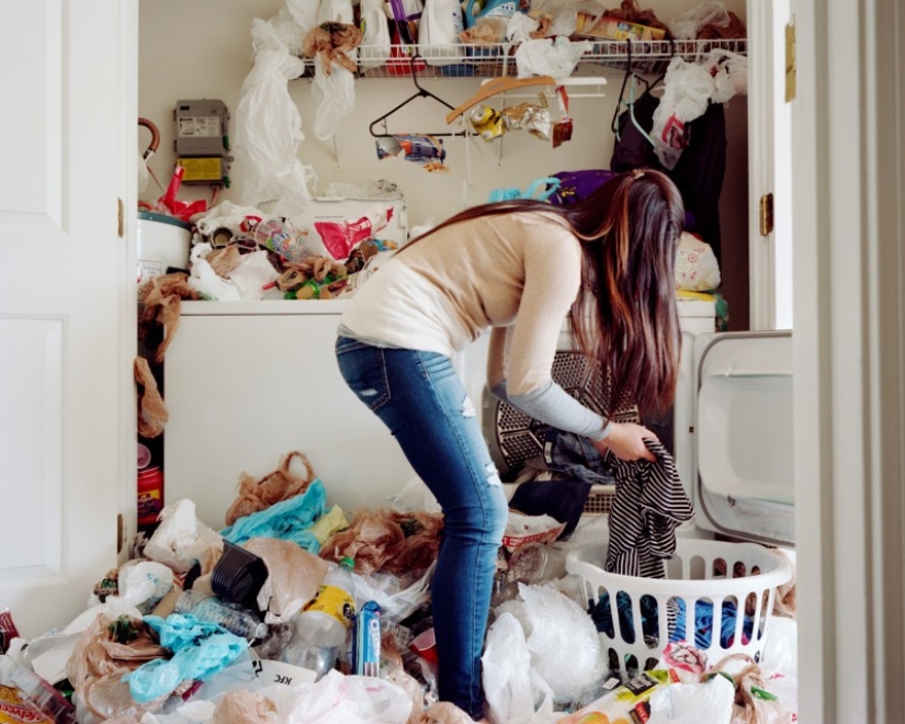 The photographer filled up the apartments of friends with garbage to show what we are doing with the planet The photographer filled up the apartments of friends with garbage to show what we are doing with the planet