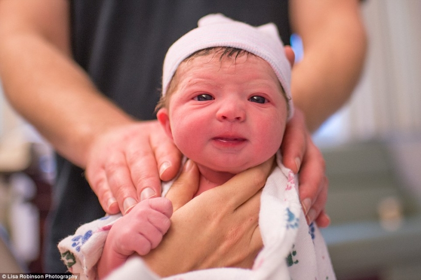 The photographer filmed her own childbirth The photographer filmed her own childbirth