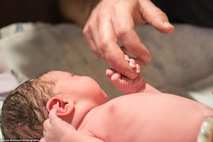 The photographer filmed her own childbirth The photographer filmed her own childbirth