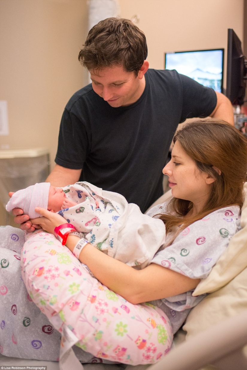 The photographer filmed her own childbirth The photographer filmed her own childbirth
