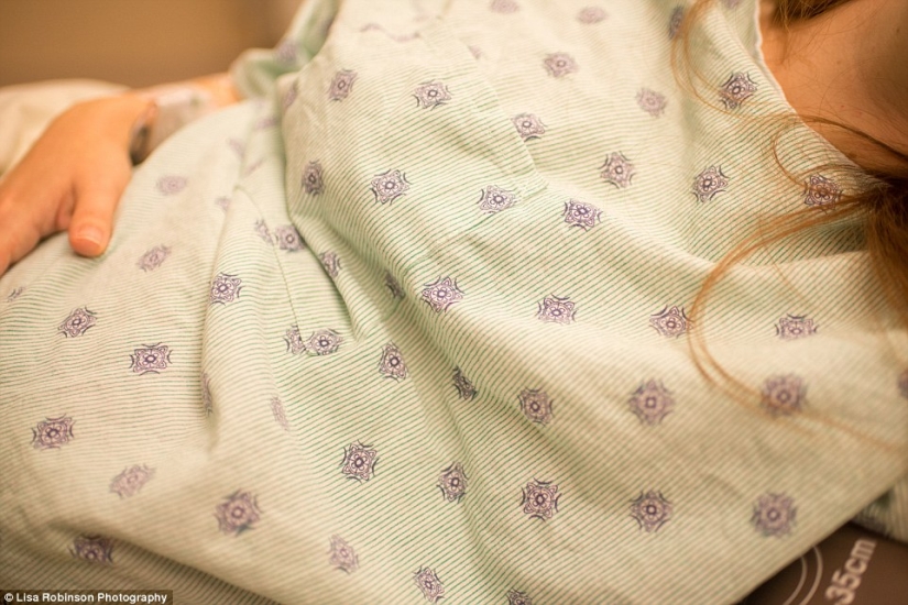 The photographer filmed her own childbirth The photographer filmed her own childbirth