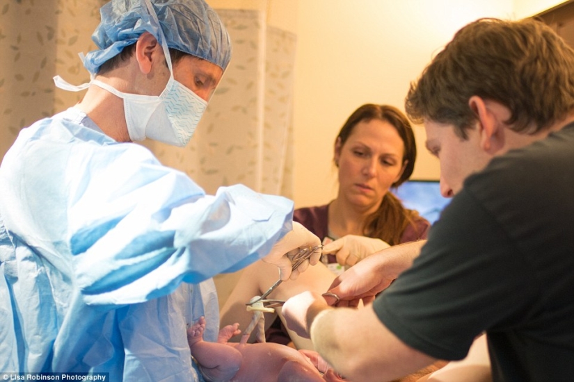 The photographer filmed her own childbirth The photographer filmed her own childbirth