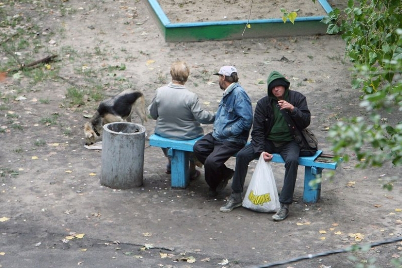 The photographer has been shooting for four years what is happening on a bench in the Ukrainian courtyard