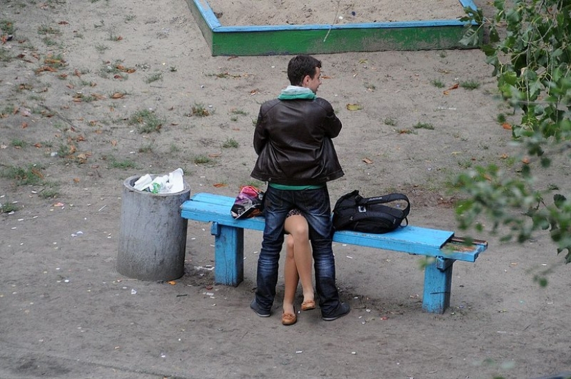 The photographer has been shooting for four years what is happening on a bench in the Ukrainian courtyard