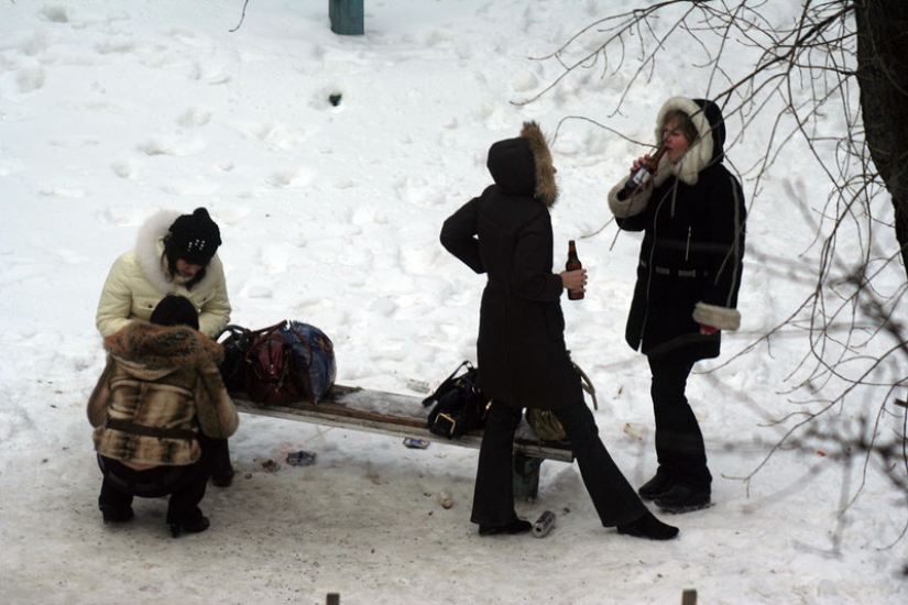 The photographer has been shooting for four years what is happening on a bench in the Ukrainian courtyard