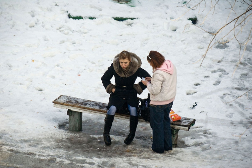 The photographer has been shooting for four years what is happening on a bench in the Ukrainian courtyard