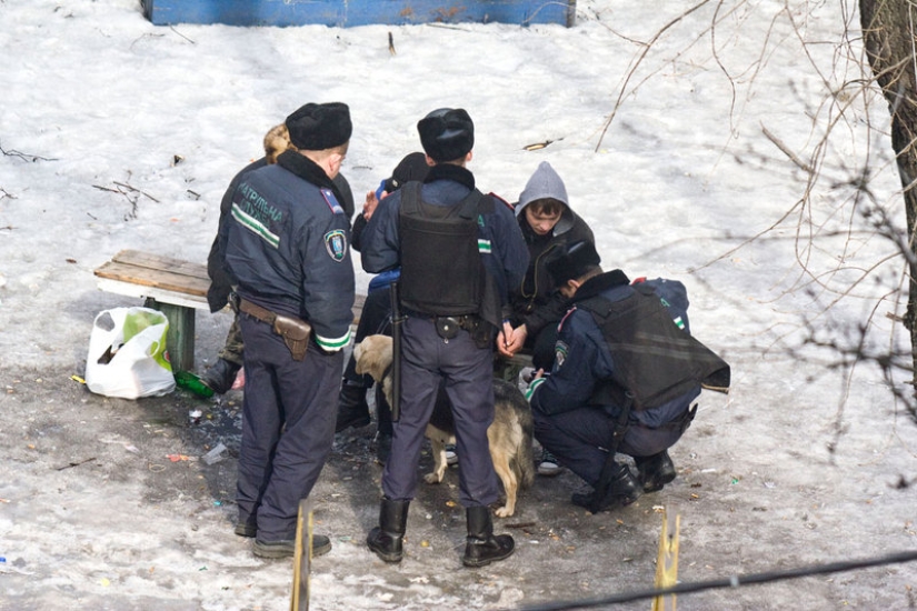 The photographer has been shooting for four years what is happening on a bench in the Ukrainian courtyard