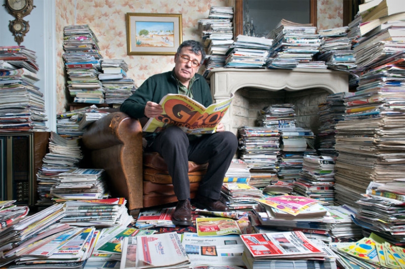 The photographer has not thrown out garbage for four years for the sake of a photo shoot