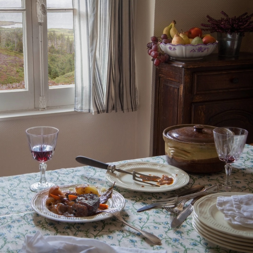 The photographer recreates the feasts described on the pages of famous literary works