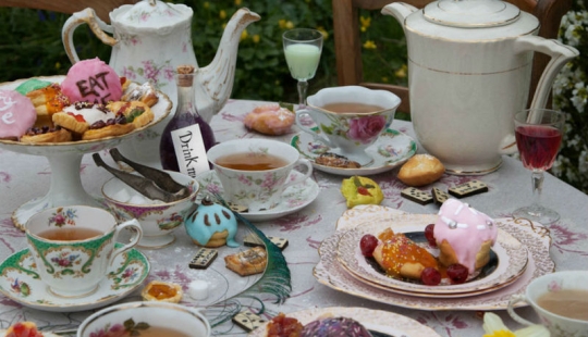 The photographer recreates the feasts described on the pages of famous literary works The photographer recreates the feasts described on the pages of famous literary works