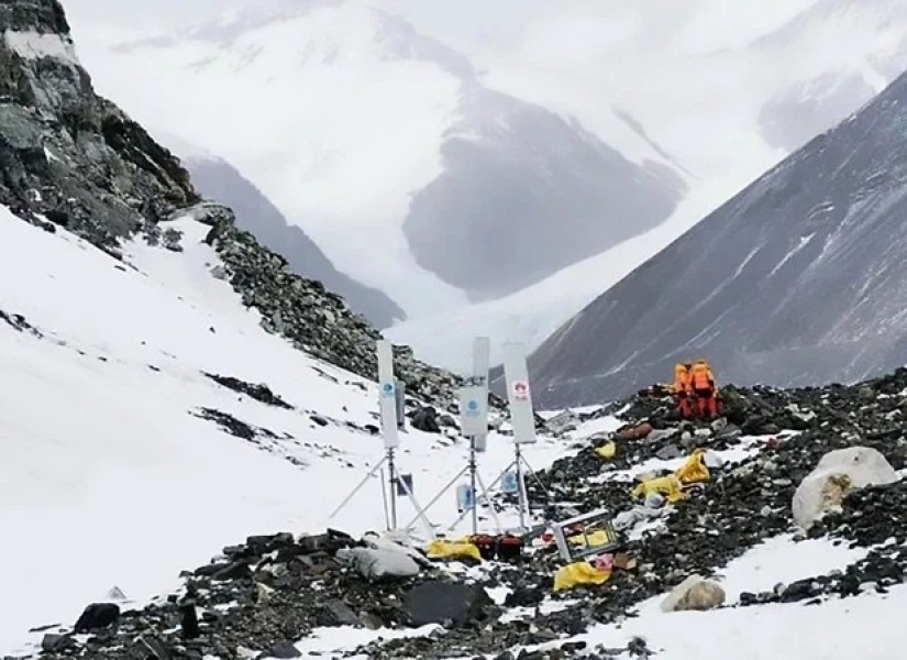 The pinnacle of technology: a 5G tower was installed on Everest with the help of yaks The pinnacle of technology: a 5G tower was installed on Everest with the help of yaks