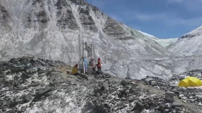 The pinnacle of technology: a 5G tower was installed on Everest with the help of yaks The pinnacle of technology: a 5G tower was installed on Everest with the help of yaks