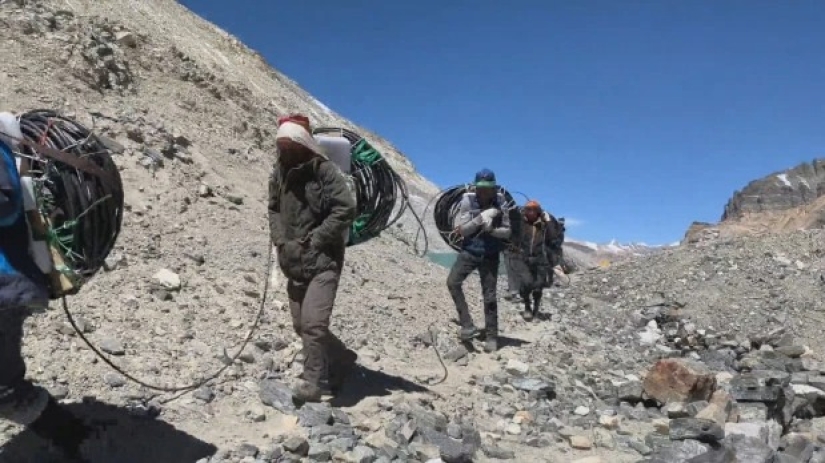 The pinnacle of technology: a 5G tower was installed on Everest with the help of yaks The pinnacle of technology: a 5G tower was installed on Everest with the help of yaks
