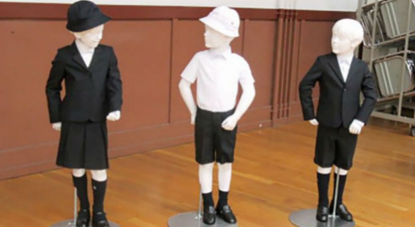The principal of a school in Tokyo wants to introduce a form for $ 700 from Armani, parents, of course, are against it