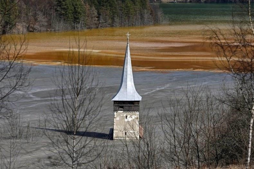 The Romanian village where a toxic lake was formed The Romanian village where a toxic lake was formed