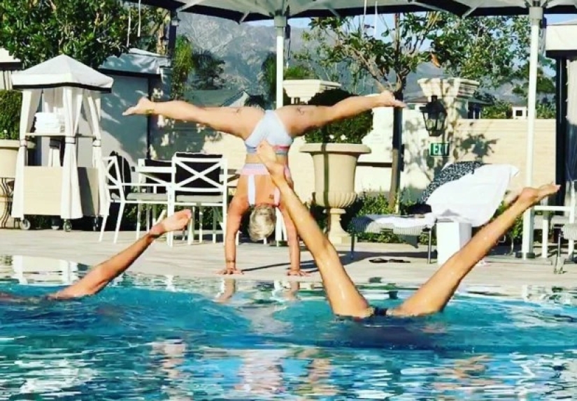 The "star" stand: a new pose on Instagram, in which the stars demonstrate their flexibility and strength