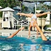 The "star" stand: a new pose on Instagram, in which the stars demonstrate their flexibility and strength