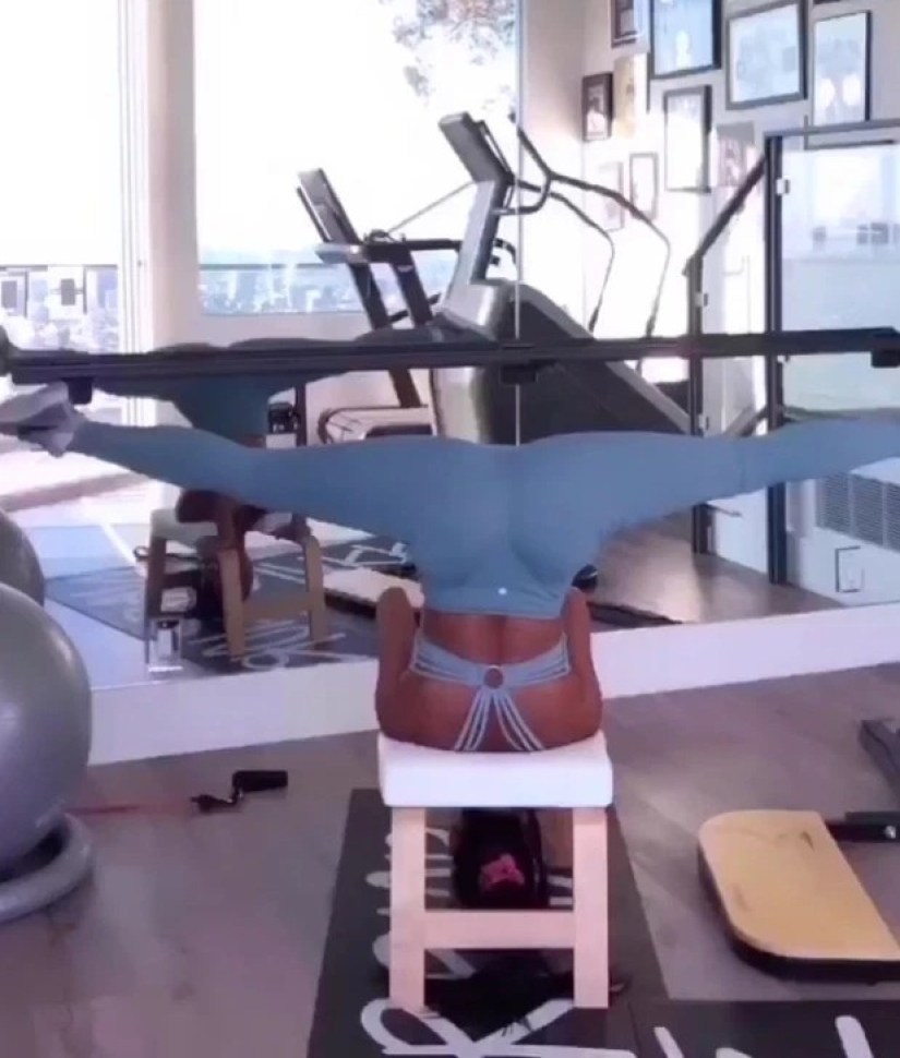 The "star" stand: a new pose on Instagram, in which the stars demonstrate their flexibility and strength