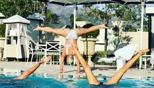 The "star" stand: a new pose on Instagram, in which the stars demonstrate their flexibility and strength