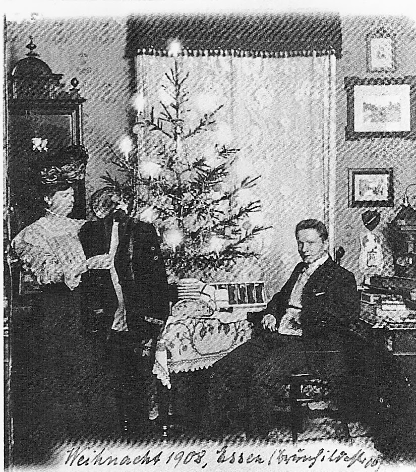 The story of a family that was photographed every Christmas from 1900 to 1942 The story of a family that was photographed every Christmas from 1900 to 1942
