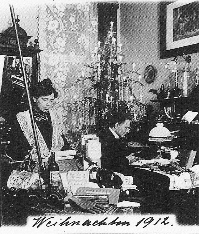 The story of a family that was photographed every Christmas from 1900 to 1942 The story of a family that was photographed every Christmas from 1900 to 1942