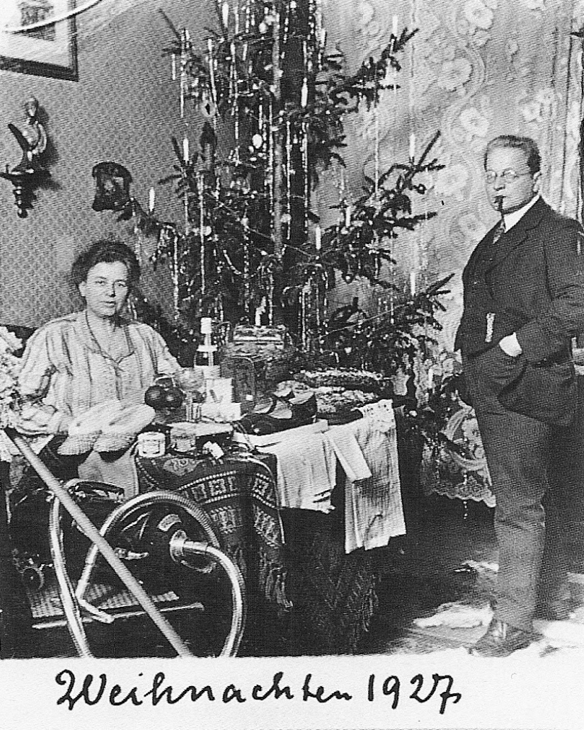 The story of a family that was photographed every Christmas from 1900 to 1942 The story of a family that was photographed every Christmas from 1900 to 1942