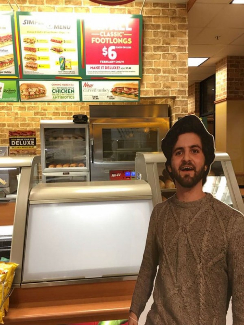 The student sent his mother a full-length photo of himself, and this is what she did with it The student sent his mother a full-length photo of himself, and this is what she did with it