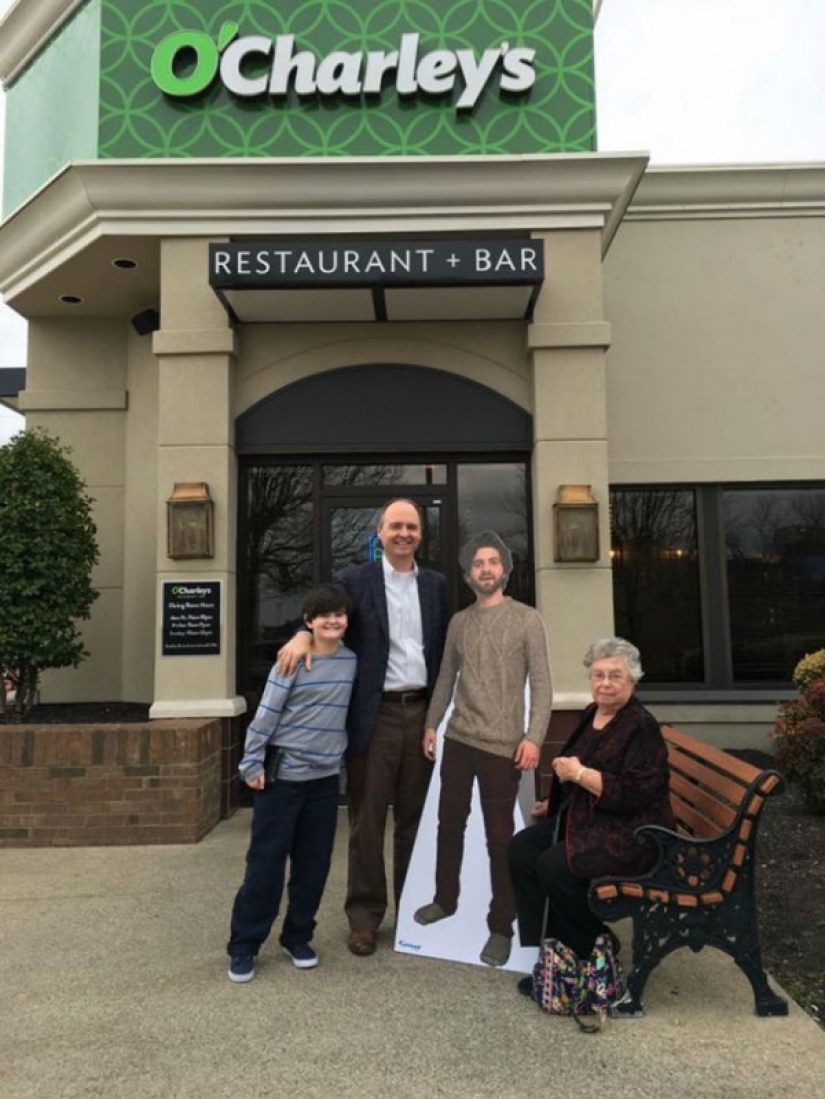 The student sent his mother a full-length photo of himself, and this is what she did with it The student sent his mother a full-length photo of himself, and this is what she did with it