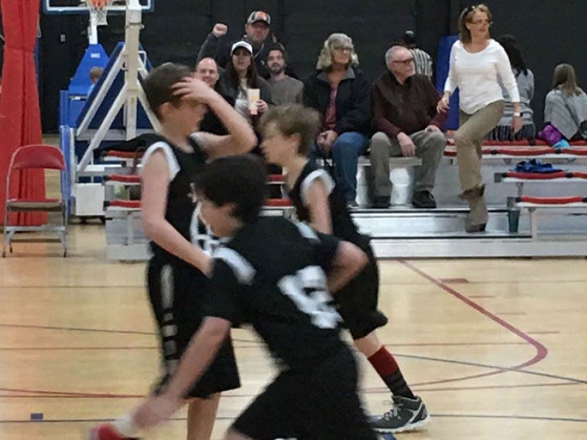 The student sent his mother a full-length photo of himself, and this is what she did with it The student sent his mother a full-length photo of himself, and this is what she did with it