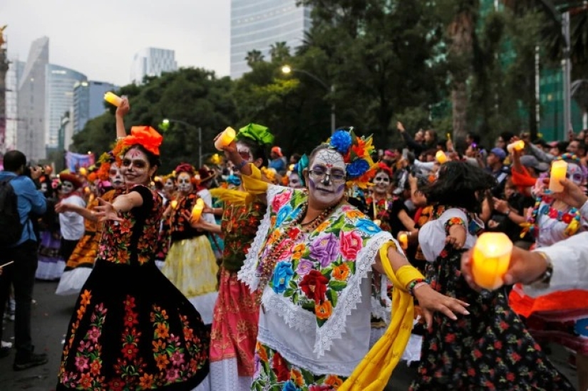 The Walking Dead: a traditional parade in honor of the Day of the Dead was held in Mexico