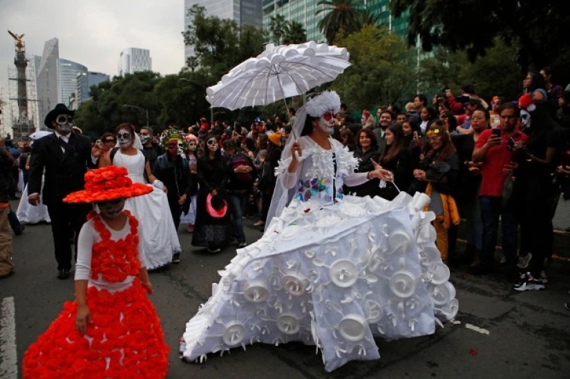The Walking Dead: a traditional parade in honor of the Day of the Dead was held in Mexico