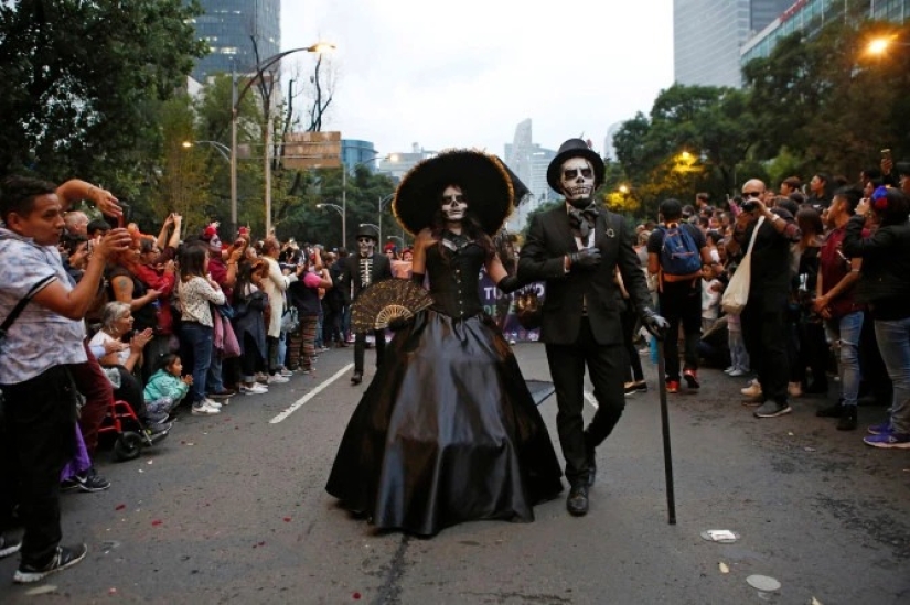 The Walking Dead: a traditional parade in honor of the Day of the Dead was held in Mexico