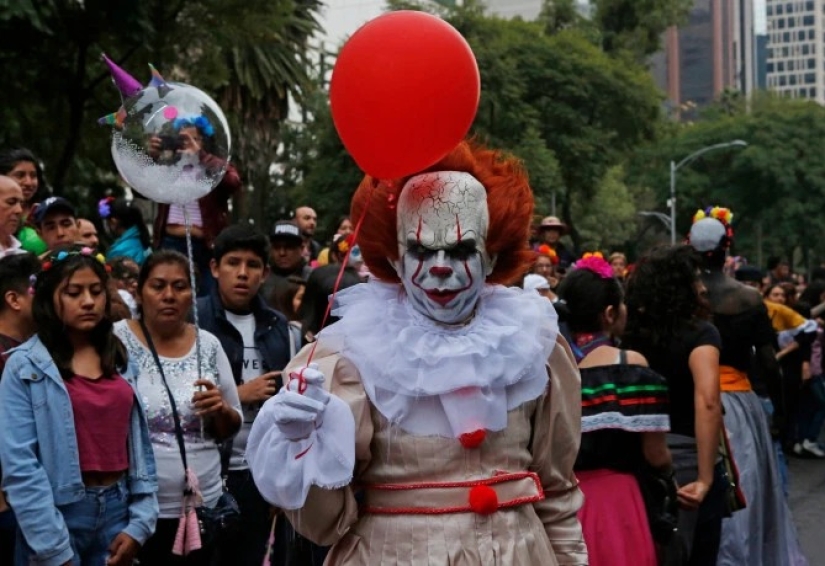The Walking Dead: a traditional parade in honor of the Day of the Dead was held in Mexico