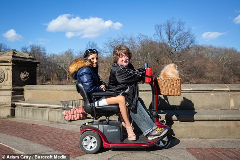 The webcam model adores her one-and-a-half-meter lover, who is 27 years older than her The webcam model adores her one-and-a-half-meter lover, who is 27 years older than her